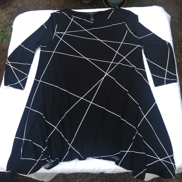 Alfani Black & White Geometric Tunic Top - Picture 5 of 8